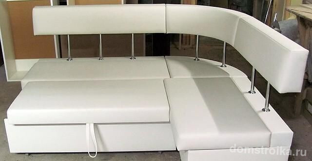 Аккуратный небольшой диван для кухни со стильным дизайном