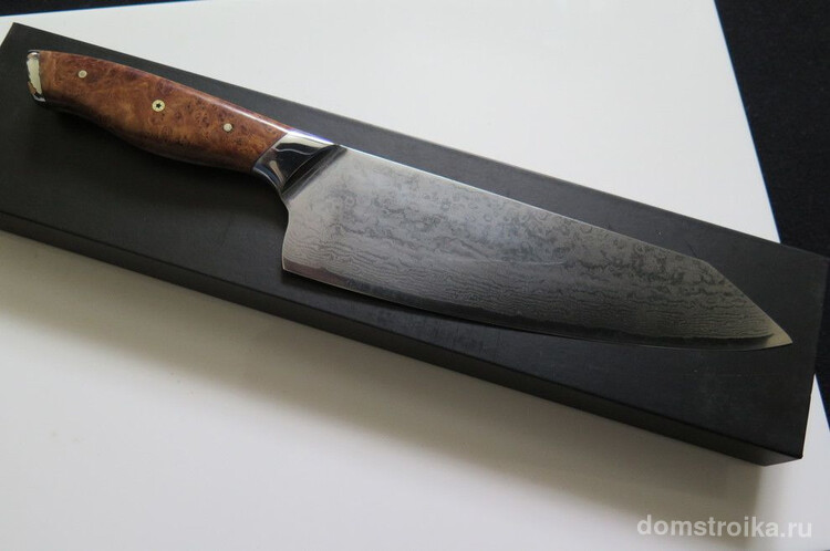 Универсальный нож шеф-повара с широкой односторонней заточкой клинка и рукояткой из модифицированной древесины