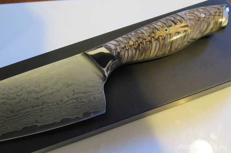 Японский нож премиум класса: клинок из многослойной стали с узором и декорированная рукоятка
