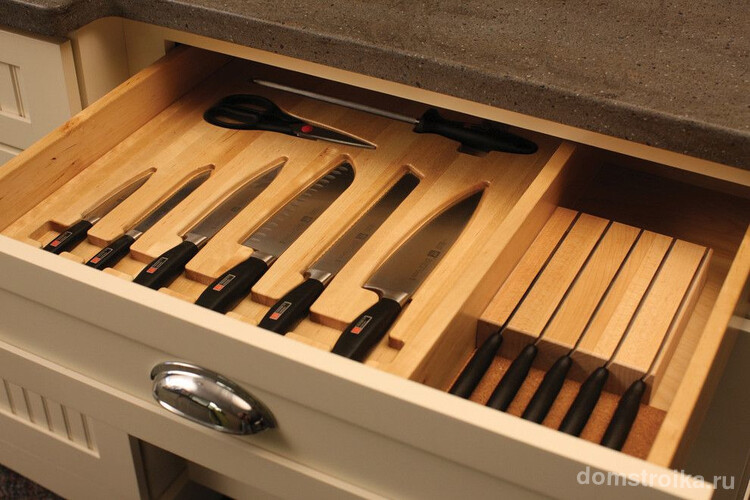 Правильное хранение кухонных ножей в подставке из натурального дерева с углублением для каждой модели