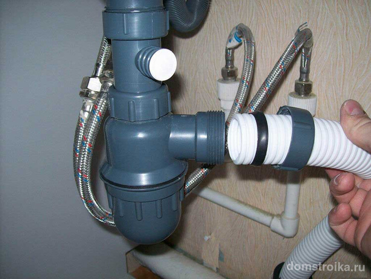 Подключение бутылочного сифона к канализации при помощи гофрированной трубки