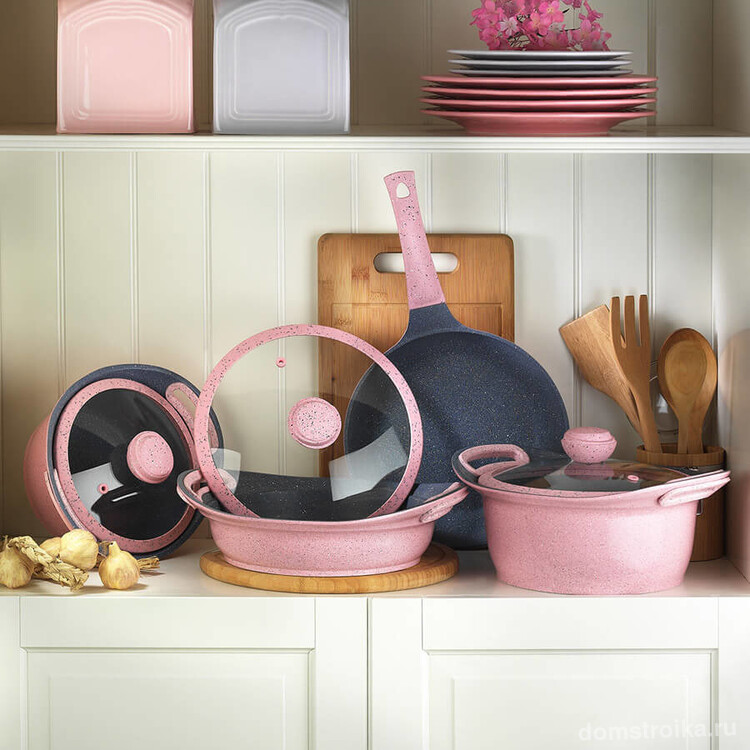 Великолепное сочетание розового с черным в дизайне мраморной посуды
