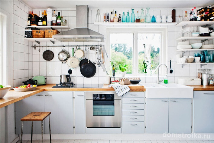 Яркая белая посуда на открытых полках - украшение кухни