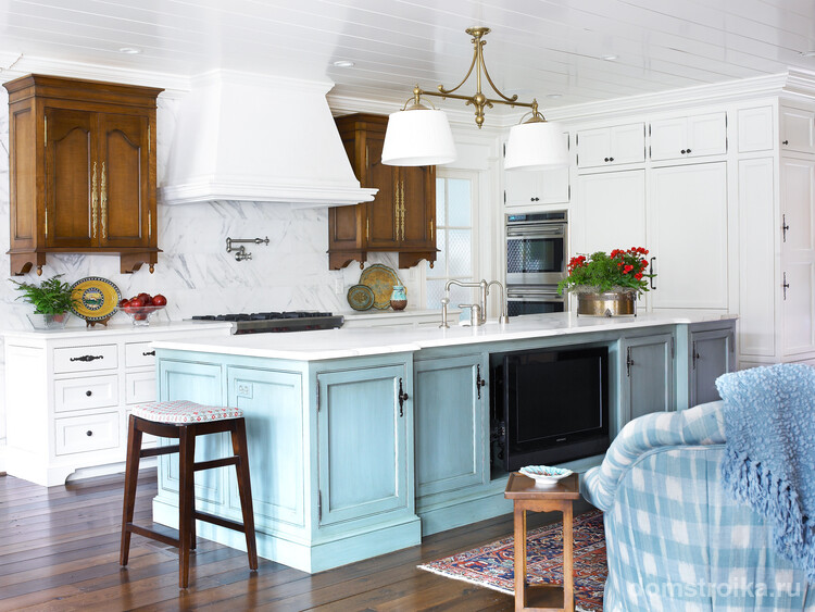 Красивое сочетание белой и голубой мебели в интерьере кухни