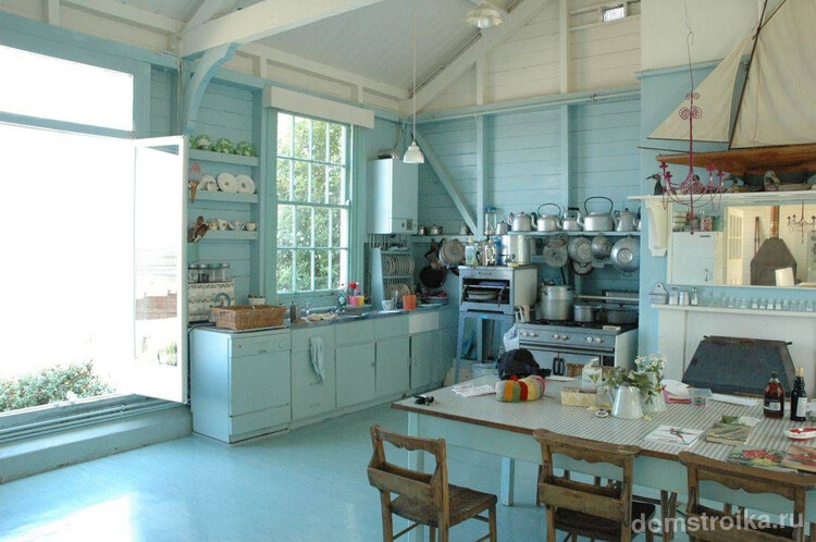 Шебби-шик в пастельно голубому: старинная мебель, большие окна и фарфоровая посуда в качестве декора