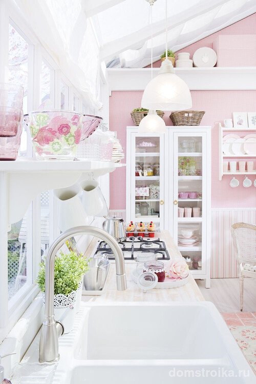 Благоухающий интерьер кухни - микс белого и пастельно розового оттенков