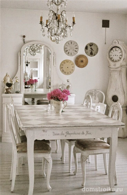кухня в стиле шебби-шик: оформление кухни шебби-шик: старинные часы, винтажная мебель светлых оттенков, зеркало и цветочная ваза