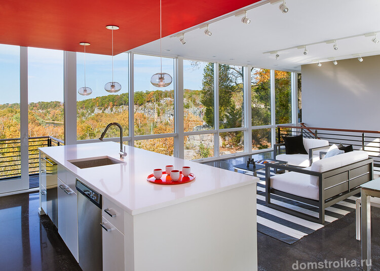Ярко-красный цвет гипсокартонной конструкции как единственный яркий акцент в кухне-гостиной