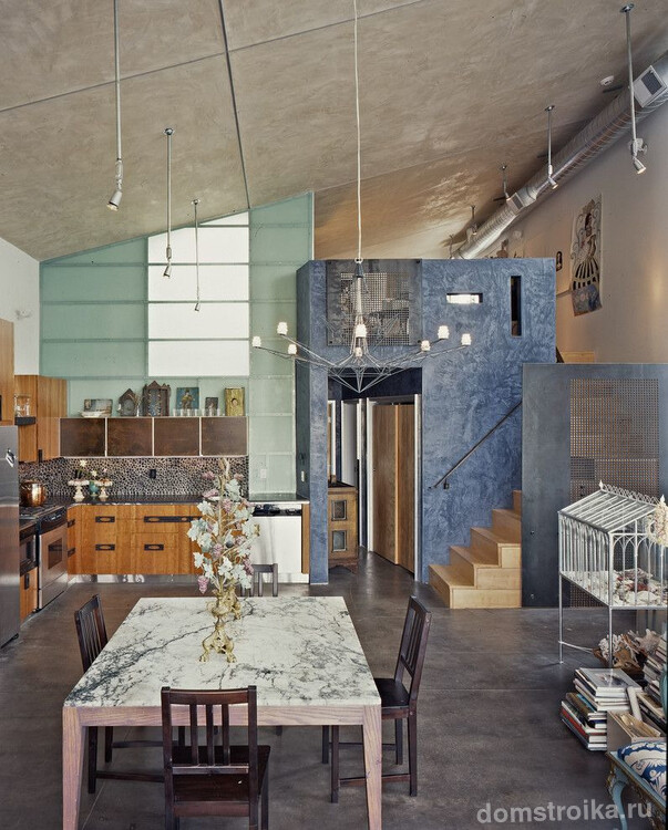 Квадратный стол из искусственного камня для просторной кухни в урбанистическом стиле с обилием металлических деталей