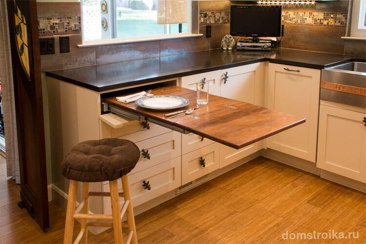 Кухонный гарнитур оснащенный выдвижным столом, который можно использовать не только как обеденное место, а и как рабочее