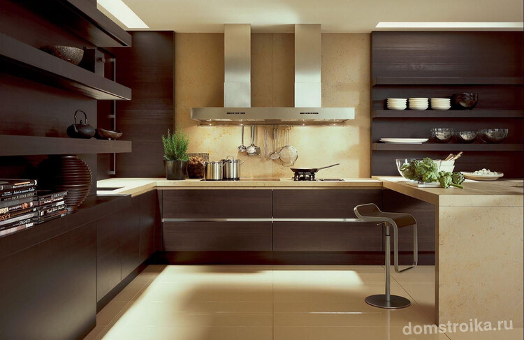 Коричневая кухня и лампы с теплым освещением помогут создать атмосферу домашнего уюта
