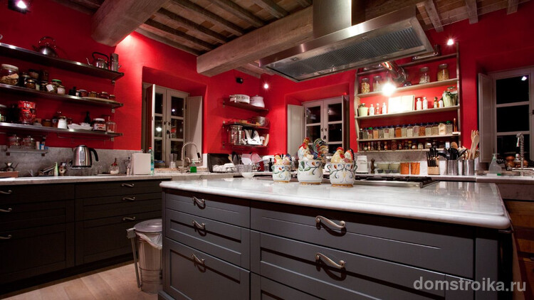 Нестандартное решение: красные стены и темно-коричневая гарнитура на кухне