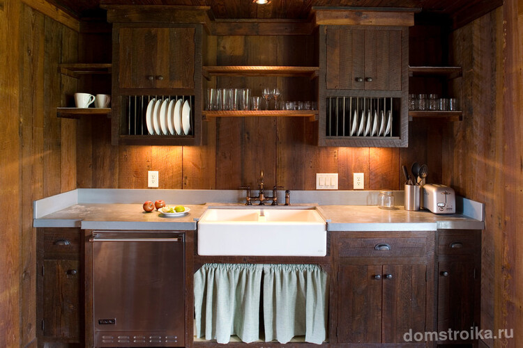 Сушилки для посуды встроенные в кухонный гарнитур из темного дерева с подсветкой что придает комнате необычайного уюта