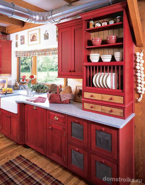 Встроенная в шкаф открытая модель сушилки для посуды на кухне в теплых тонах с главным акцентом на ярком крастном кухонном гарнитуре