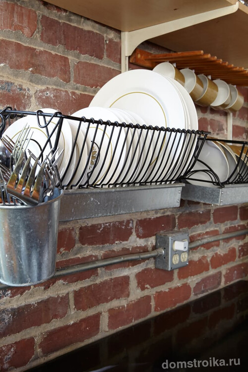 С виду очень простая, но на самом деле достаточно вместительная и удобная в использовании конструкция металической сушилки для посуды