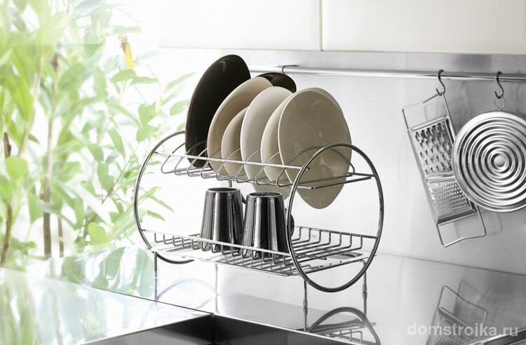 Утонченный вариант металлической сушилки для посуды станет не только декоративным элементом на вашей кухне, но и достаточно функциональной конструкцией, удобной в эксплуатации