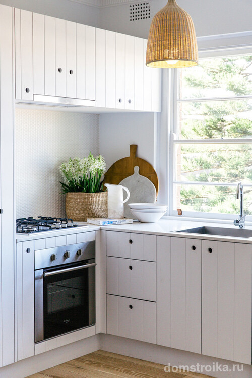Отличным дизайнерским решением для владельцев маленькой кухни станет максимальное использование белого цвета, такое цветовое решение поможет не только визуально увеличить пространство, но и придать интерьеру более аристократичный вид