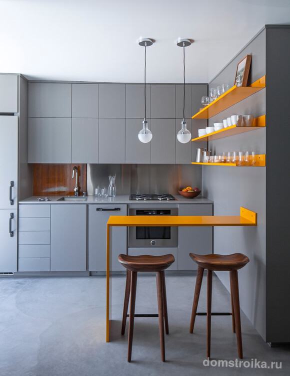 Современным, стильным, а главное экономящим пространство решением станет барная стойка на кухне, она занимает намного меньше места, чем традиционный кухонный стол