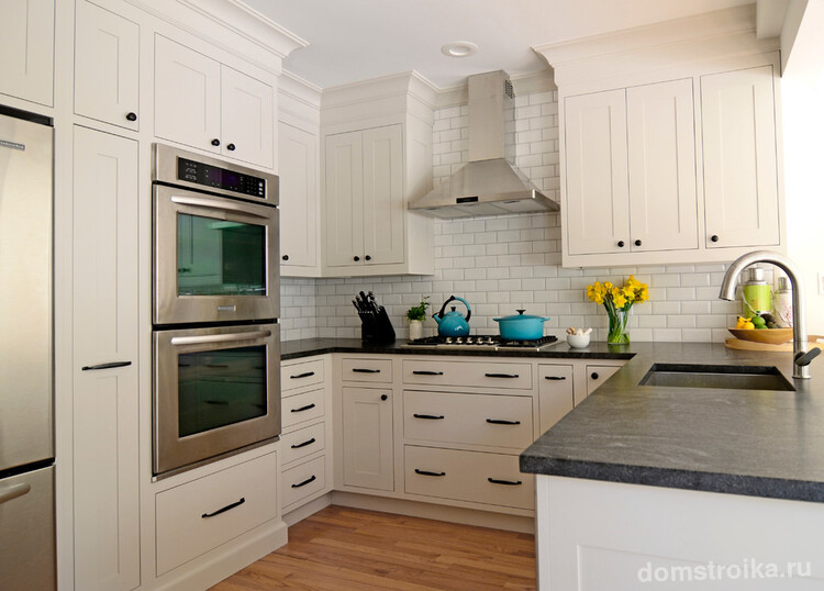 На маленькой кухне нужно максимально использовать пространство, лучше выбирать вместительную мебель, что бы не загромождать рабочие поверхности