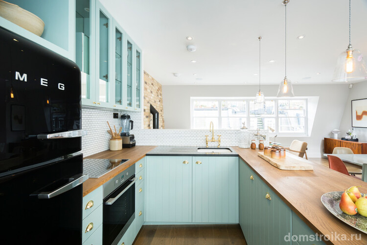 Белый цвет шкафов кухонного гарнитура с П-образной планировкой – это самый популярный вариант оформления современных кухонь, однако не стоит ограничиваться этими цветами, можно внести и несколько ярких акцентов в вашу кухню