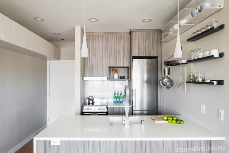 Открытые полочки на небольшой кухне станут отличным дизайнерским решением, ведь такой дизайн поможет визуально расширить пространство