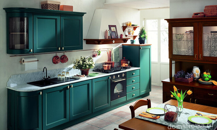 Сине-зеленый цвет рамочных фасадов напоминает о так называемой классической франкфуртской кухне