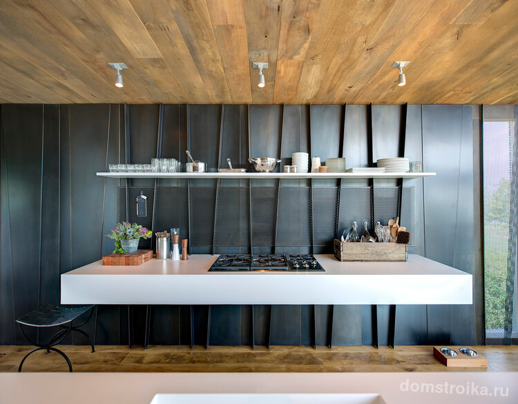 Необычная деревянная отделка рабочей стены в кухне