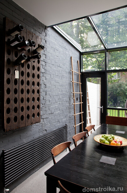 Кирпичная окрашенная стена в панорамной просторной кухне