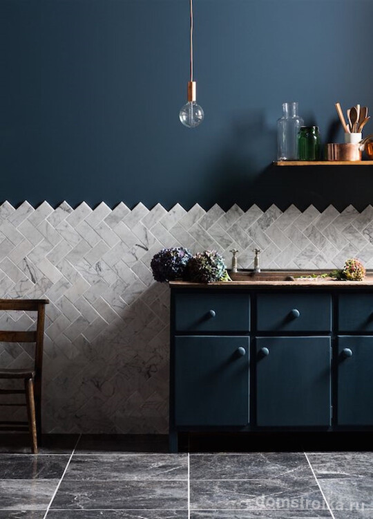 Красивая отделка стены в кухне с помощью плитки и окрашивания