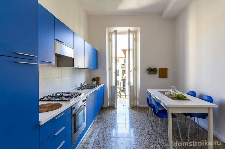 Просторная кухня с дизайном в стиле минимализм