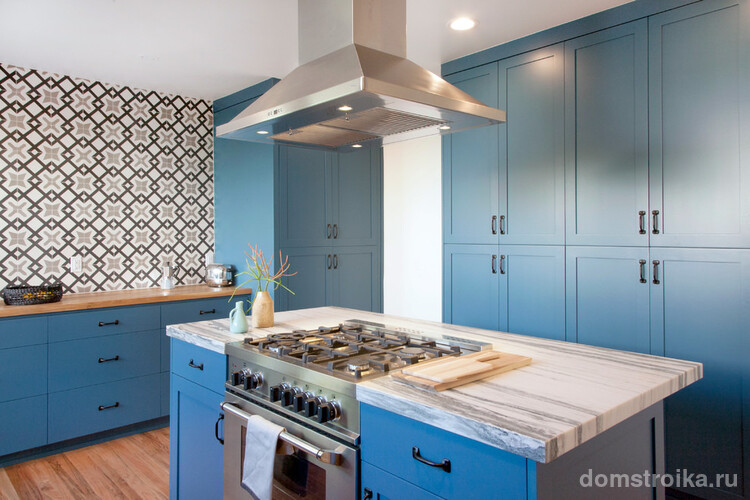 Большая кухня с мебелью приглушенного голубого цвета