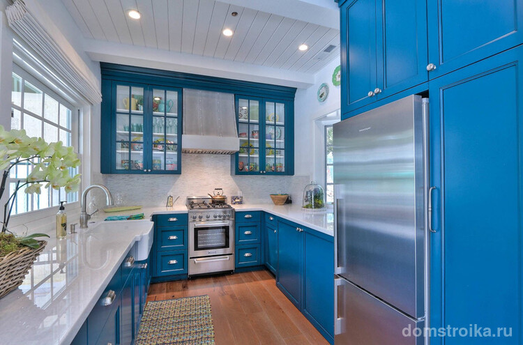 П-образная планировка кухни в пляжном стиле с ярко-голубой мебелью