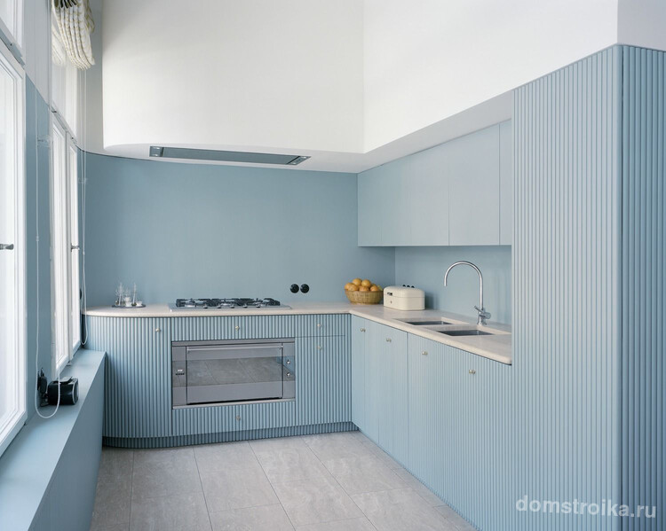 Г-образная кухня с голубой мебелью и белым потолком