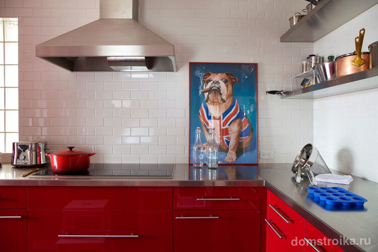 Симпатичная яркая картина пса на бело-красной современной кухне