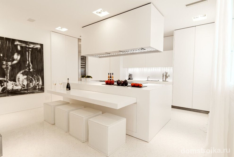 Модульная черно-белая картина на минималистичной белой кухне
