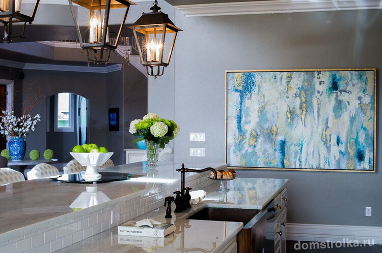 Кухня в классическом стиле с большой абстрактной картиной в золотой раме