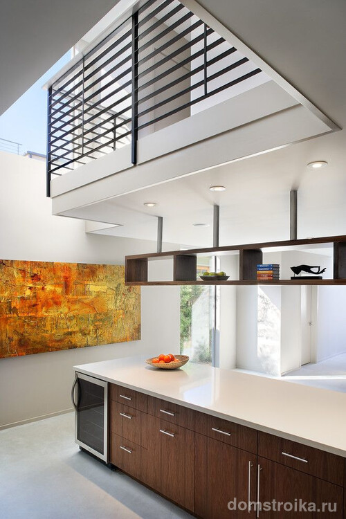 Яркая абстрактная картина большого размера на кухне в стиле модерн