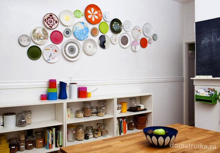 Разнообразные цветные тарелки на стене кухни подойдут и для кухни в эклектичном стиле