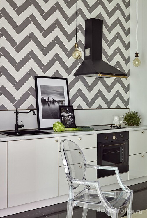 Современную черно-белаую кухню в скандинавском стиле дополнят стильные фото в черных рамках