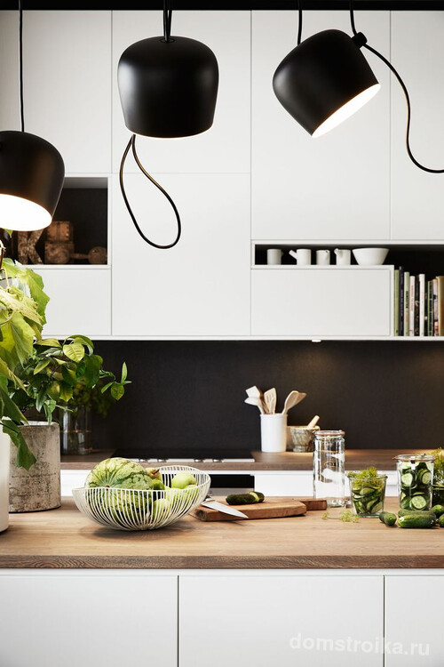 Контрастная черно-белая кухня в стиле модерн, в сочетании с деревянной столешницей