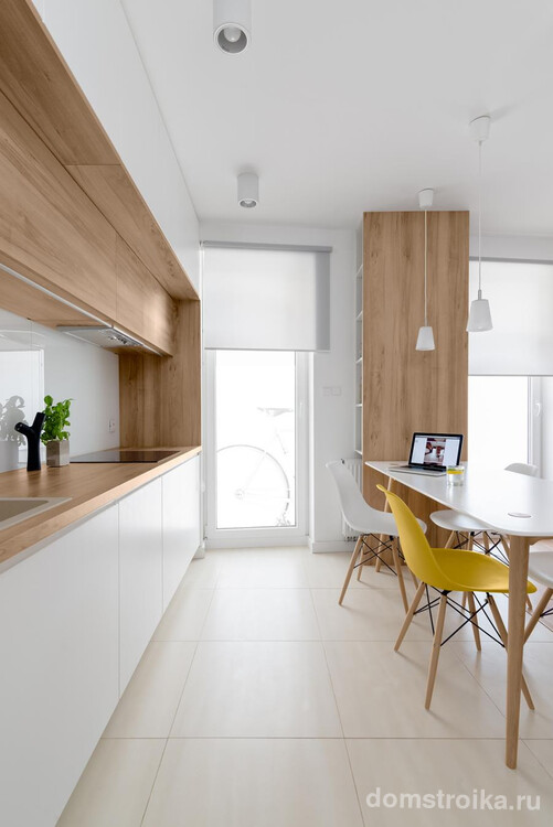 Светлая кухня с элементами дерева в стиле минимализм