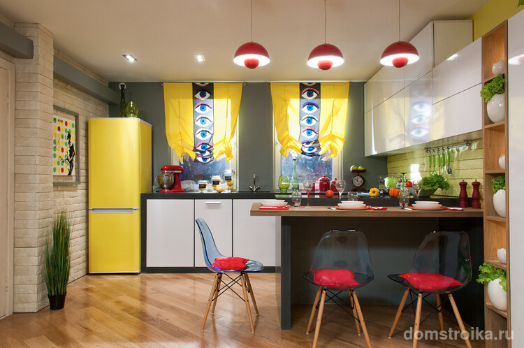 Белая кухня с деревянной столешницей: яркий и неординарный стиль поп-арт в оформлении кухни