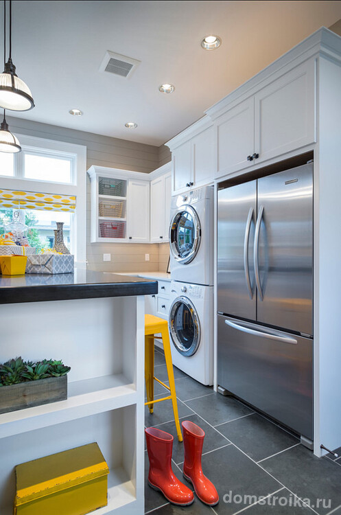 Стиральная машинка на кухне это идеальный вариант для тех кто предпочетает не бегать по всей квартире, занимаясь домашними делами