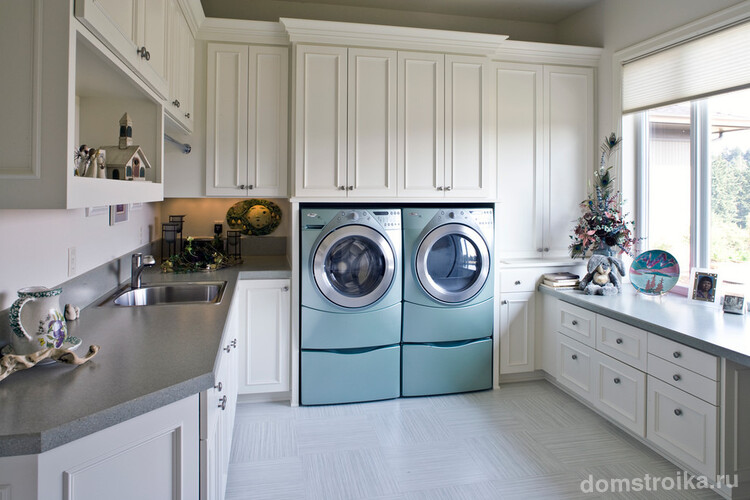 Две стиральных машинки с мини - стиральной в просторной кухне для большой семьи