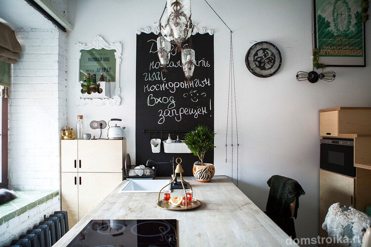 Графитовая вставка на стене, как удобный декоративный элемент в оформлении кухни в скандинавском стиле