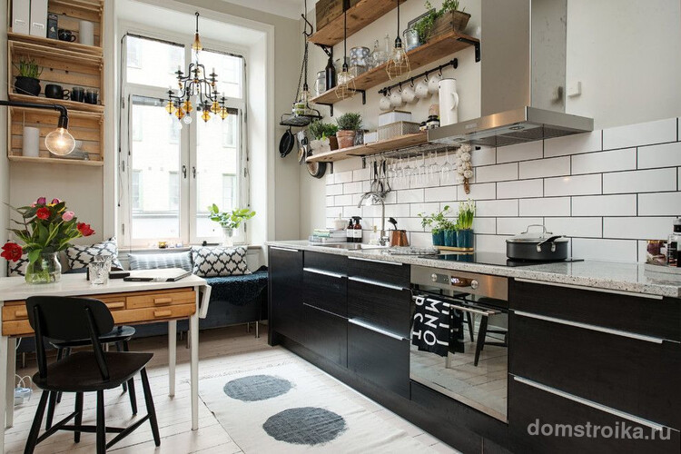 Уютное сочетание черного, белого и светло-коричневого цветов в оформлении скандинавской кухни