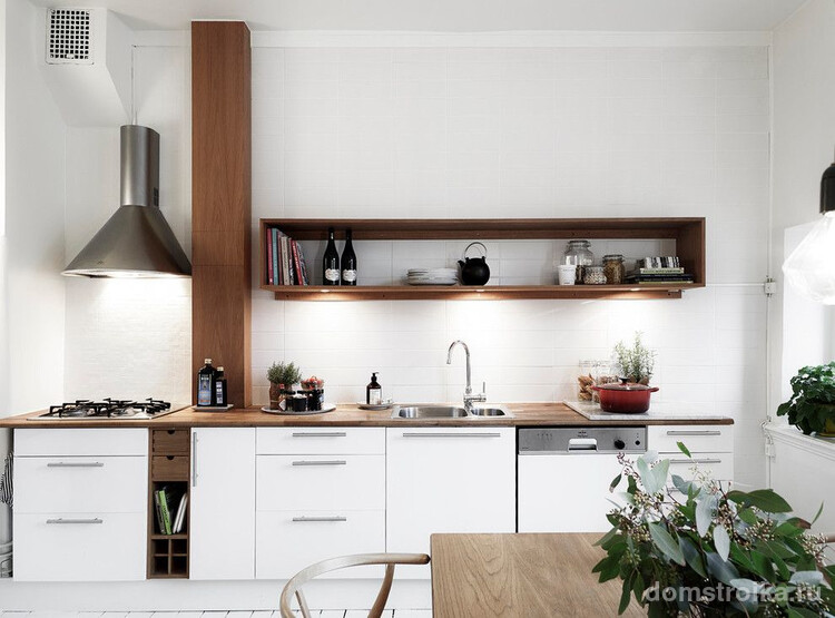 Кухня белого цвета с небольшими коричневыми вставками мебели - это стандартное решение для скандинавского стиля