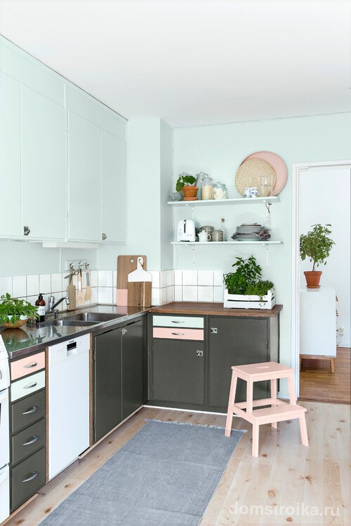 Пастельно-голубой цвет в сочетании с серым на небольшой кухне в скандинавском стиле