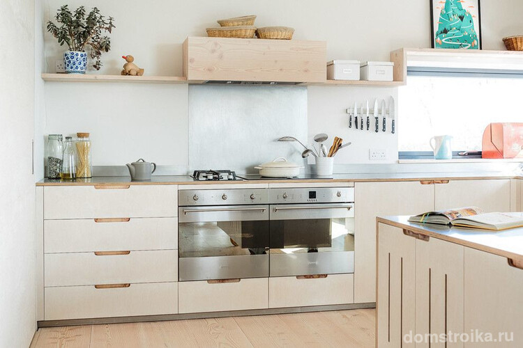 Мебель из светлого дерева натурального цвета очень популярна в оформлении кухонь в скандинавском стиле