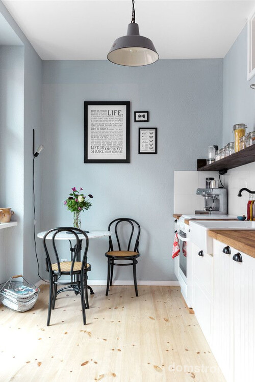 Кухня пастельно-голубого цвета хорошо смотрится с белой мебелью